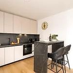 Cosmopolitan קרק